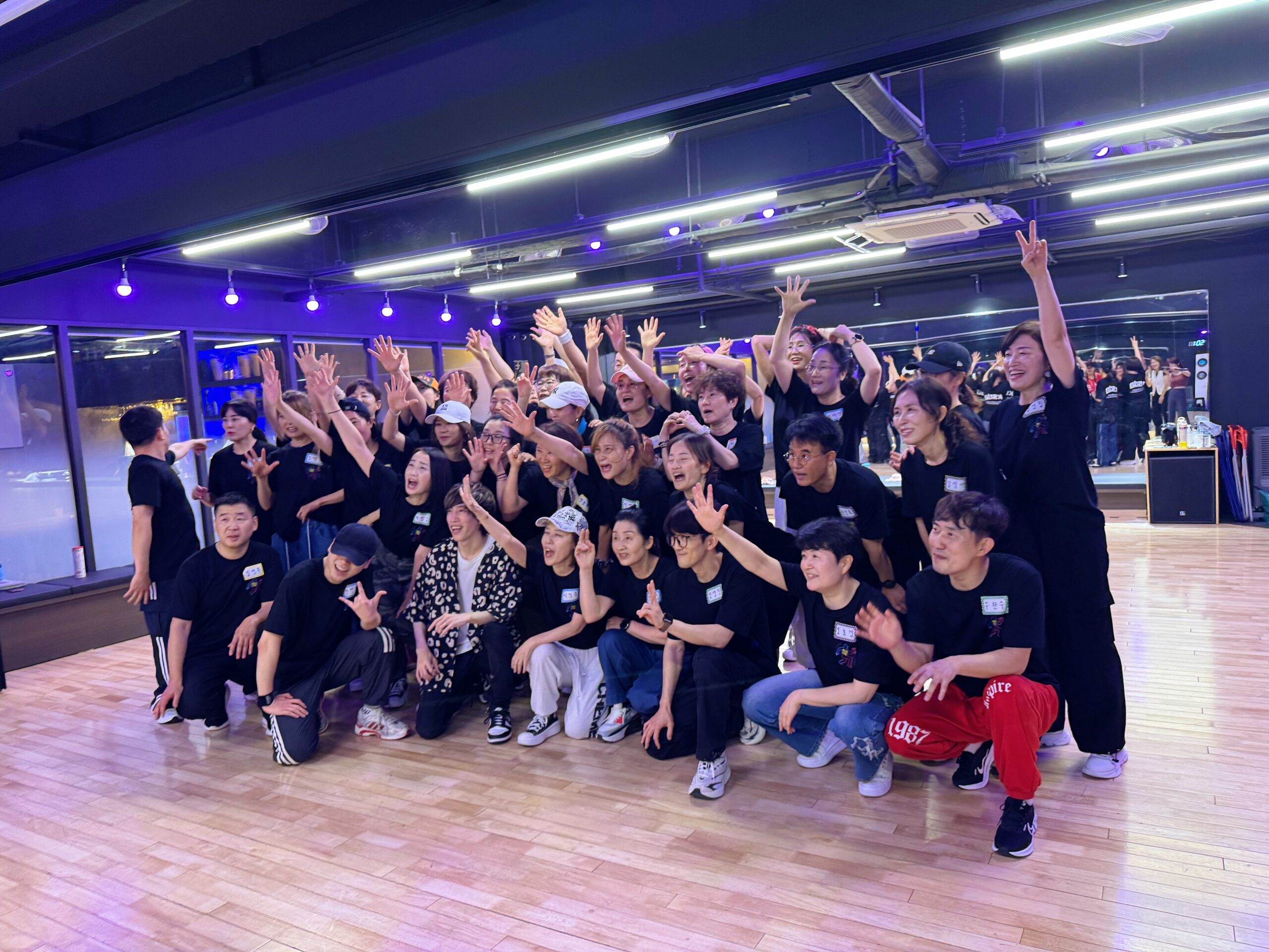 韓国最大のシャッフルダンス協会KSDAのワークショップで、Tomoと40〜60代の参加者たちが集合写真を撮る様子